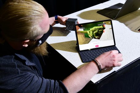 Die Vorführung mit dem „Merge Cube“ zeigt einen Frosch in 3D, der sich auf einer Seite innerhalb des Würfels befindet.