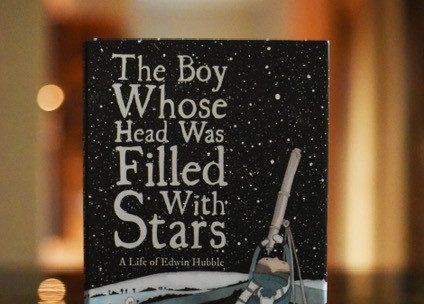 Isabelle Marinovs Bilderbuch „The boy whose head was filled with stars – A life of Edwin Hubble“ erzählt die Geschichte des Weltraumforschers Edwin Hubble