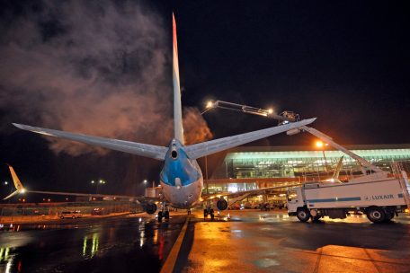 Findel / Flugzeugenteisungen belasten Gewässer