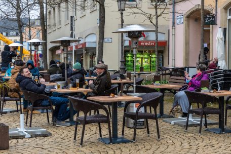 Wetter / Weiter wenig Wonne: Trocken auf der Terrasse sitzt man am ehesten noch am Sonntag