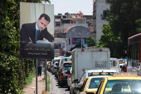 Im Stau kann man den Präsidenten beim Schreiben beobachten