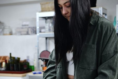 Claude Malano ist selbst künstlerisch aktiv, wie hier beim Anfertigen der Kerzenständer aus alten Flaschen