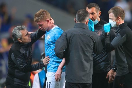 Belgiens Mittelfeldstar Kevin De Bruyne hat einen Augenhöhlen- und Nasenbeinbruch erlitten. Das gab der 29-Jährige am Sonntag via Twitter bekannt. Seine EM-Teilnahme erscheint vorerst nicht in Gefahr.