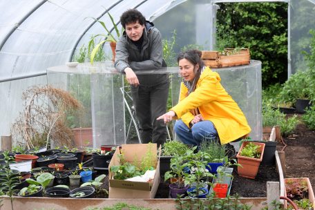François Baldassare und  Tessy Fritz in ihrem Gewächshaus