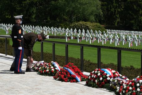 Als oberster Vertreter der US-Streitkräfte vor Ort gebührte General Stephen J. Townsend die Ehre, den mehr als 5.000 gefallenen Soldaten ein symbolisches Arrangement zu hinterlassen