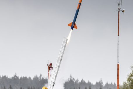 Wegen des Gegenwindes wurden die Raketen in einem Winkel abgeschossen, was die Bergung der Satelliten erschwerte