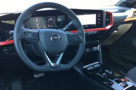 Für ein neues Opel-Feeling im Innenraum des Mokka sorgt u.a. eine horizontal verlaufende Instrumentenanzeige mit zwei Widescreen-Displays
