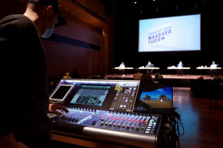 Die Pressekonferenz am Dienstag fand nicht im Freien statt, sondern im Auditorium des Kulturzentrums