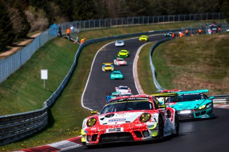 Sind die Frikadelli-Porsche-911-GT3 die Favoriten? Hier die Sieger des Quali-Rennens: Makowiecki/Martin/Olsen/Pilet vor der restlichen GT3-Meute.