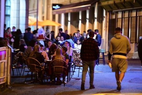 Nightlife-Lokale erfüllen auch einen gesellschaftlichen Auftrag: Die Gäste sind umrahmt, müssen sich an gewisse Regeln halten – im Gegensatz zu ausufernden Feiern im Stadtpark etwa.