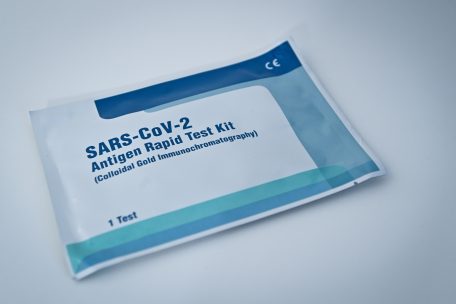 Im Hinblick auf die angekündigten Lockerungen fällt der Teststrategie eine noch viel wichtigere Rolle zu. In sogenannten „Covid-Check-Lokalen“ fallen nämlich sämtliche Einschränkungen weg. Dafür aber müssen Kunden nachweisen, dass sie Covid-negativ sind.