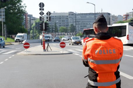 Acht Personen gingen der Polizei auf der Passerelle in der Nähe des hauptstädtischen Justizpalastes ins Netz, weil sie sich nicht an die Verkehrsregeln gehalten hatten