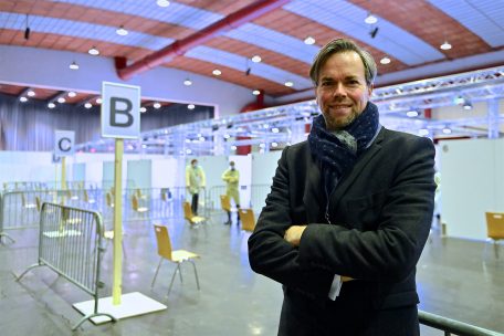 Der Hochkommissar für nationale Sicherheit, Luc Feller, im Impfzentrum in der Victor-Hugo-Halle auf Limpertsberg
