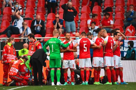 Euro 2020 / EM-Drama in Kopenhagen: Dänen-Star Eriksen kollabiert auf dem Rasen