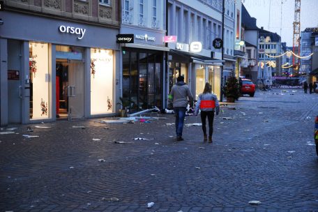 Sichtbare Folgen, kurz nachdem ein Mann mit einem schweren Wagen durch die Fußgängerzone von Trier gerast war
