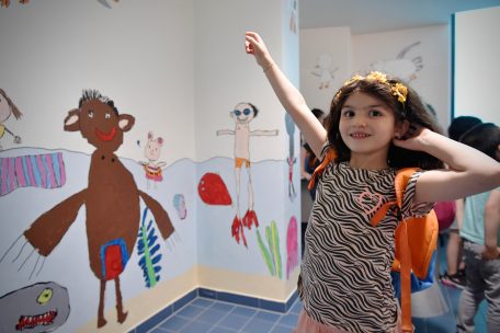 Escher Schwimmbad / Kleine Künstler, große Kunst: Kinder aus der Brill-Schule bemalen Umkleidekabine