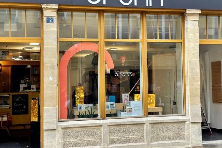 Im Schaufenster performen – ein Release-Konzert als kulturpolitische Performance gegen Spotify