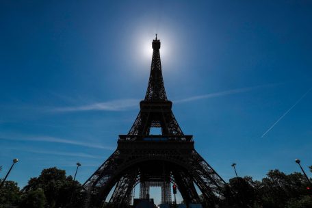 Der majestätische Eiffelturm in Frankreichs Hauptstadt Paris
