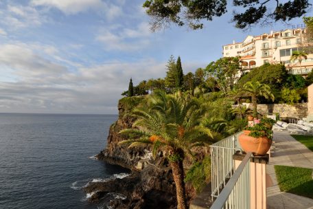 <br />
Madeira umfasst die Gebiete Funchal mit der Hauptstadt des Archipels und Caniço, die Ostküste (Santa Cruz und Machico), die Westküste (Câmara de Lobos, Ribeira Brava, Ponta do Sol und Calheta), die Nordküste (Porto Moniz, São Vicente und Santana) sowie Porto Santo.