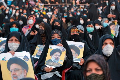 Raisi-Anhängerinnen demonstrieren mit Bildern ihres Wunschkandidaten
