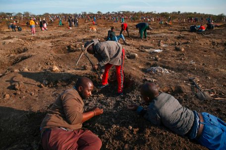 Die Menschen strömten in Scharen zum Fundort nahe der südafrikanischen Stadt Ladysmith