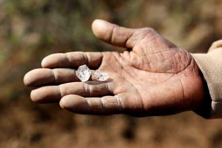 Ein Junge zeigt seinen Fund: In Südafrika entdeckten Dorfbewohner die „Glitzersteine“ auf einem Feld