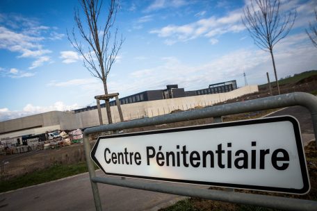 Brandstiftung / Großeinsatz in Haftanstalt Schrassig – 13 Menschen verletzt