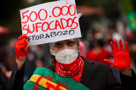 Viele erinnerten mit Schildern mit der Aufschrift „500.000“ an die traurige Opferbilanz der Corona-Pandemie in Brasilien
