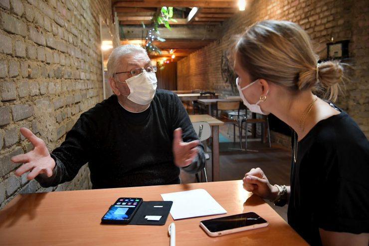 Smartphone-Café in Esch / Ortsbesuch: Studenten und Senioren in der digitalen Welt