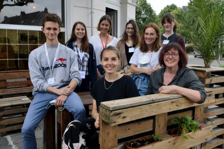 Gruppenbild vor dem „Escher Kafé“: Sie beantworten am Montag, so gut es ging, die Fragen der Senioren. Vorne sitzen die Verantwortlichen Johannes Heuschkel, Mara Kroth (beide GoldenMe) und Romi Werner (BIBSS)