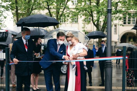 Erbgroßherzog Guillaume und Erbgroßherzogin Stéphanie gingen ihrem Spross bei der Einweihung des neuen Spielplatzes zur Hand