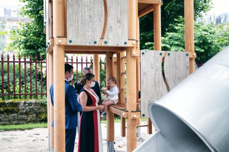 Natürlich durfte der Ehrengast die neuen Spielgeräte auf Herz und Nieren prüfen