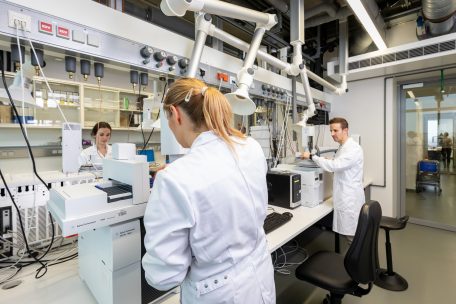 Im Labor des „Service“ herrscht reger Betrieb, die Mitarbeiter untersuchen die beschlagnahmten Rauschmittel