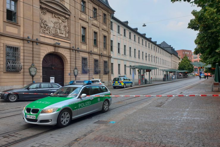 Messerattacke / Drei Tote und fünf Verletzte bei Messerattacke in Würzburg