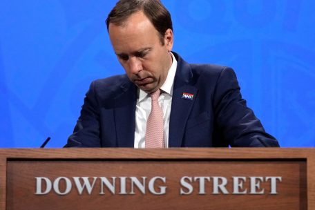 London / Gesundheitsminister Hancock stürzt über Foto, das ihn im Lockdown mit seiner Affäre zeigt