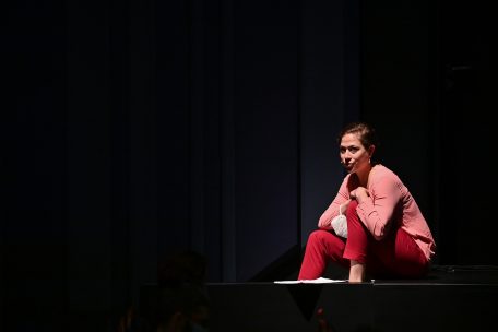 Für eine Atempause im diskussionslastigen Programm sorgte Schauspielerin Marie Jung, die die „Rede vom Theater 3“ von Daniel Dumont rezitierte