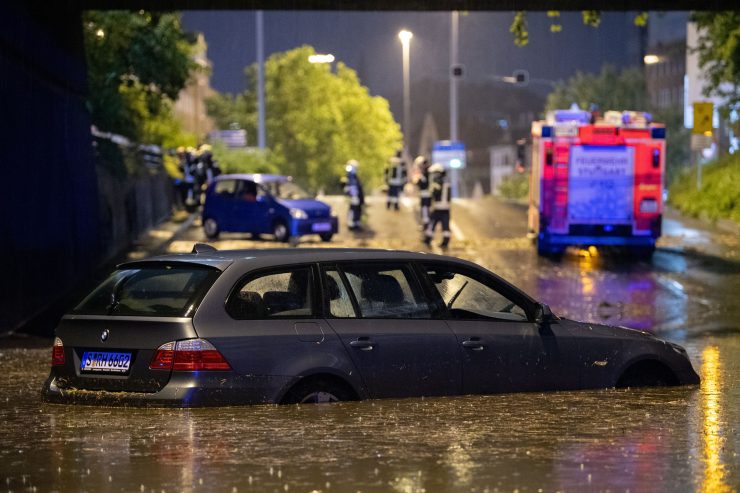 Deutschland / Wasser, Schlamm, Sturmschäden: Schwere Unwetter in vielen Regionen
