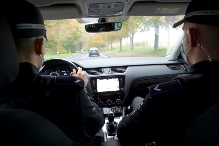 Grevenmacher / Fahrer wird von Wespe abgelenkt und fährt in Mosel hinein