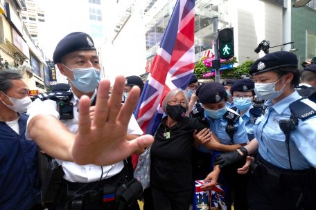 Eine Demonstrantin, die eine britische Fahne hält, wird von Polizisten in Hongkong festgenommen