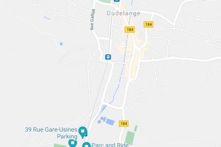 Auf der Karte sind die oben beschriebenen Parkplätze eingezeichnet: der Parkplatz Boulodrome, der Parkplatz beim Skatepark, der Parkplatz bei der Gare-Usines, der Friedhofs-Parkplatz und der Parkplatz an der Bahnhaltestelle Dudelange-Ville