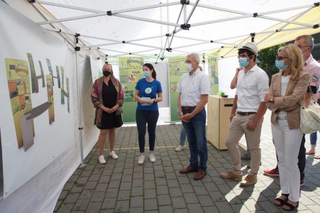 Umweltministerin Dieschbourg lässt sich das neue pädagogische Material erklären