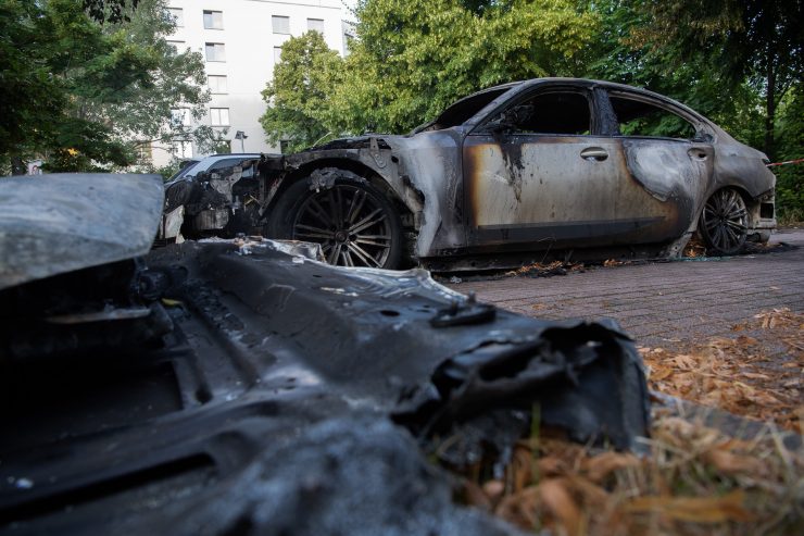Kopstal / Fahrer weicht Wildtier aus und kommt von der Straße ab – Fahrzeug brennt ab