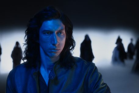 … Henry McHenry (Adam Driver), un comédien provocateur et torturé