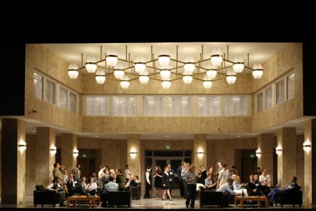 Dimitri Tschernjakow wagte sich mit seiner Neuinszenierung aus dem Jahr 2017 an die bekannte Oper „Carmen“ heran