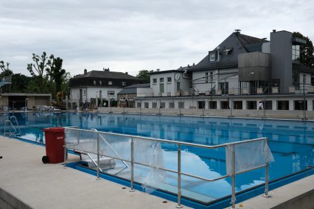 Das Wasser im Schwimmbecken lädt bereits dazu ein, ins kühle Nass zu springen