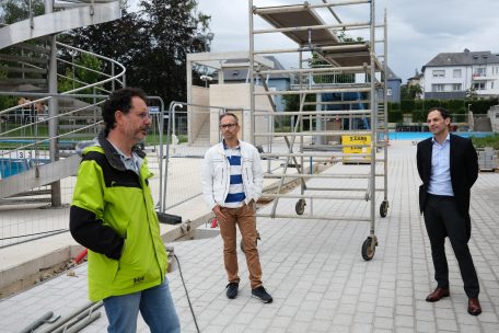 René Tessaro (l.), „responsable technique“, geht davon aus, dass die Bauarbeiten im Laufe des Monats Oktober abgeschlossen werden