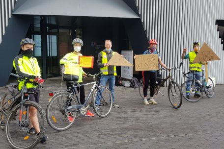 Vor der Gemeinderatssitzung forderten Rad-Aktivisten den Schöffenrat auf, für eine sicherere Rad-Infrastruktur in Esch zu sorgen 