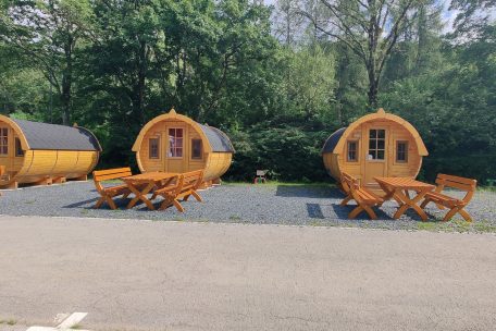 Drei Weinfässer-ähnliche Hütten empfangen derzeit am Stadtcamping Kockelscheuer Übernachtungsgäste