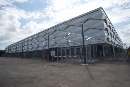 Ob von der Autobahn oder auf dem Weg in Richtung Cloche d’Or: Von außen sah das neue Schmuckkästchen seit Monaten startklar aus