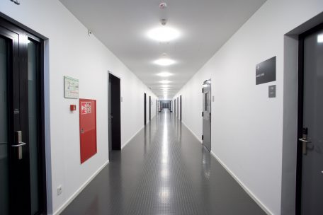 Beide Mannschaften werden mit dem Bus bis in den Keller der Arena gefahren. Von dort aus führt der Weg gleich in Richtung Katakomben.